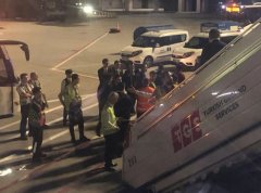 日本空運-土航班機(jī)上一男子敲打窗戶并企圖進(jìn)入駕駛艙