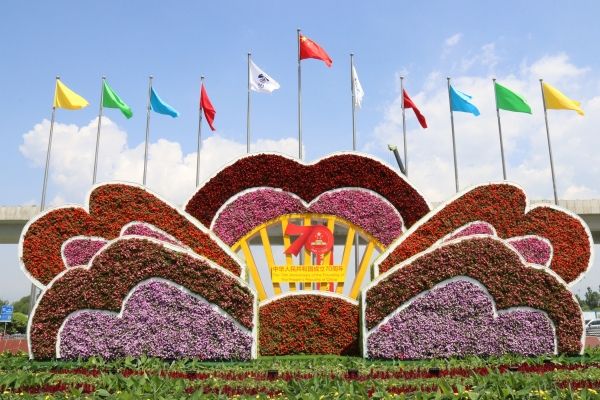 呼和浩特機場布設(shè)園林景觀為祖國70華誕獻禮