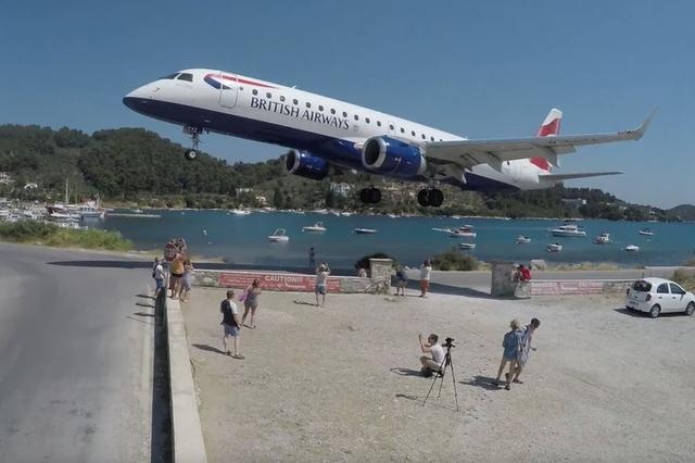 英航客機震撼降落 游客體驗危險“剃頭式”飛掠