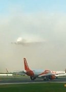視頻：阿聯(lián)酋航空一架A380沖破濃霧降落英國機場-貨運代理