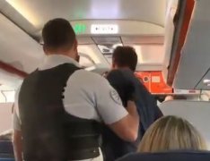 英國(guó)兩名乘客因惡意攻擊機(jī)組人員被趕下飛機(jī)-沙特阿拉伯的空運(yùn)