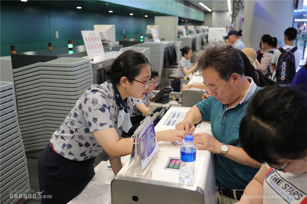 東航地面服務(wù)人員正在值機(jī)柜臺(tái)向旅客解釋航班情況。