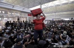 面對香港機(jī)場滿地示威者 新加坡紅衣女子沖了出去-空運(yùn)訂艙