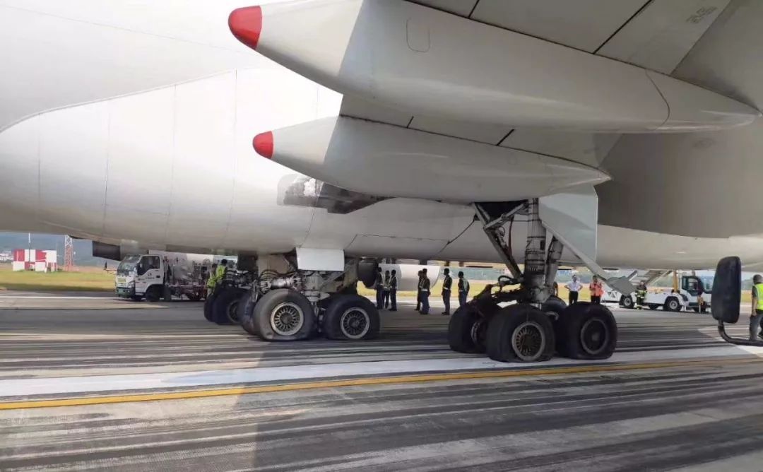 747貨機(jī)跑道趴窩，南昌機(jī)場(chǎng)陷落，這架小飛機(jī)上演火線救援！