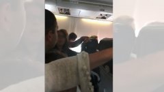 太陽之翼航空客機(jī)降落時(shí)爆胎 乘客被頭頂物品砸中