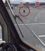 爆笑時刻！俄機場飛機跑道驚現(xiàn)“逃亡”行李箱-運費報價