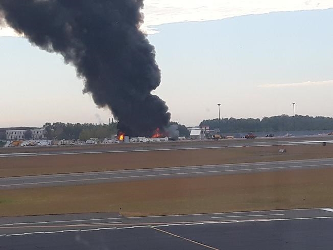 美國康涅狄格州一老式飛機(jī)墜毀致多人死亡