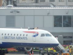 驚險！氣候變化抗議者爬上英航客機頂部 曾是殘奧會運動員-阿曼的空運