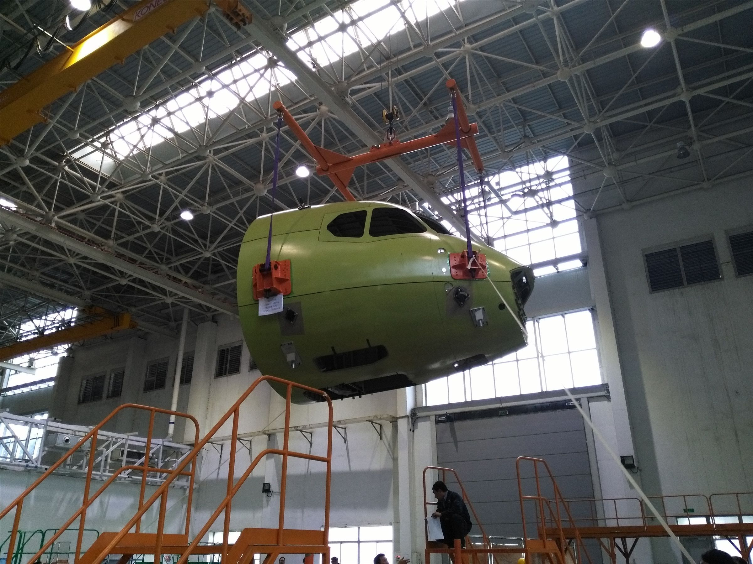 10月9日，新舟700首飛飛機機頭在成飛民機下架
西飛民機供圖