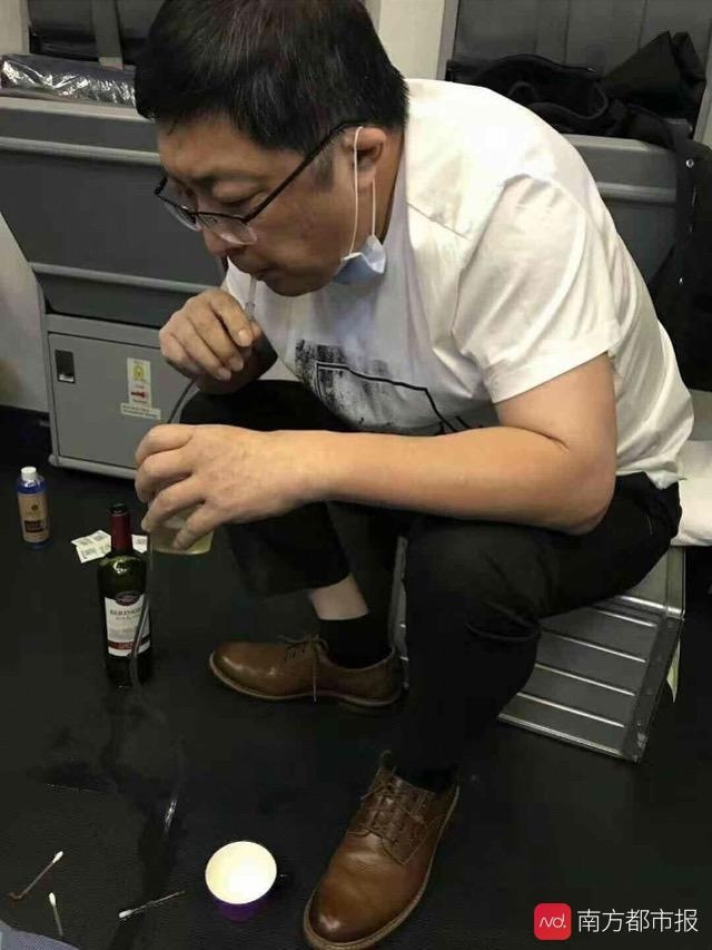 醫(yī)生高空吸尿救人：各國航班必備急救設(shè)備都有啥？
