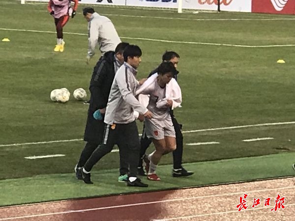 東亞杯首戰(zhàn)平韓國(guó)，中國(guó)女足進(jìn)攻依然沒辦法，還傷了王霜