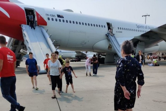 一澳航客機突發(fā)故障 艙內煙霧彌漫被迫返航