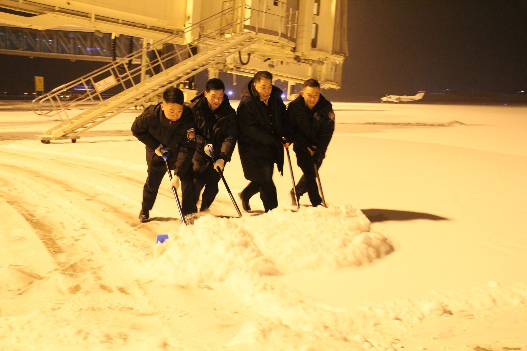 庫爾勒機(jī)場迎今冬首場降雪，齊心協(xié)力確保運(yùn)行安全