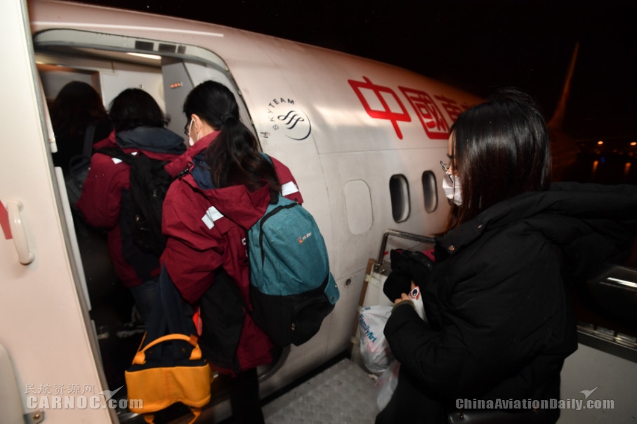 海運價格-東航包機(jī)伴著鼠年鐘聲起飛 運送上海首批136名醫(yī)護(hù)人員馳援武漢