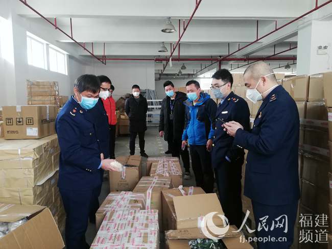 廈門市場監(jiān)管部門突擊檢查物流倉查獲“三無”口罩近兩萬隻