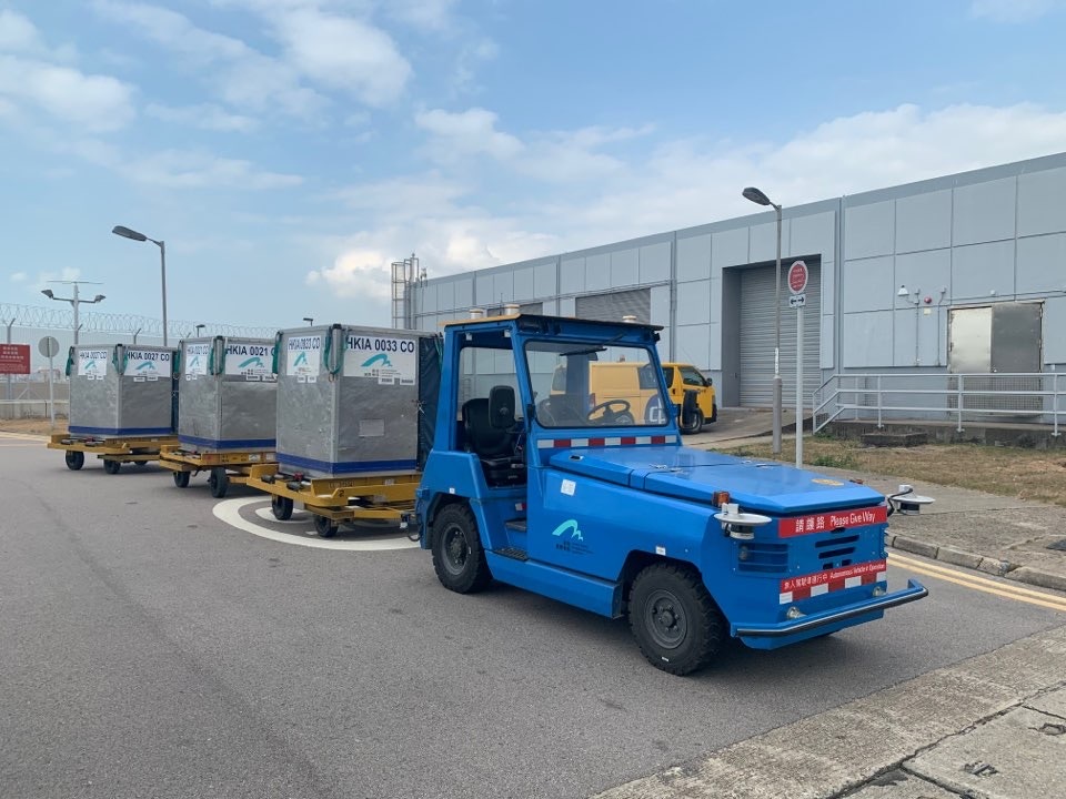 香港機(jī)場無人物流車常態(tài)運(yùn)行 不懼風(fēng)雨不停工