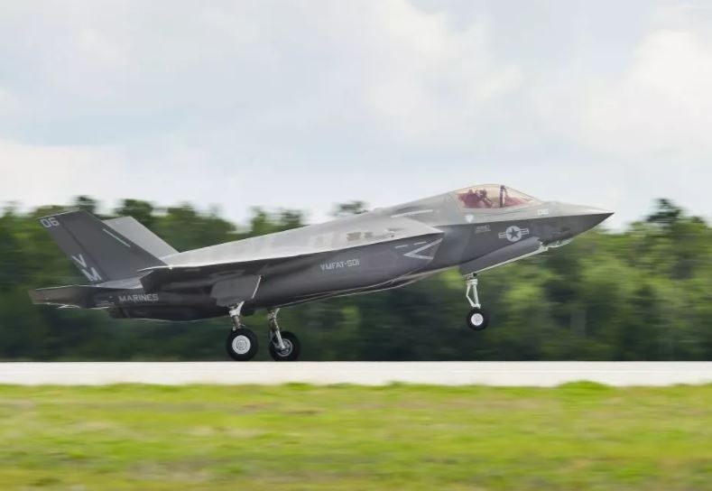 美國海軍陸戰(zhàn)隊(duì)的F-35B參加了航展，另外美國空軍也派出一架F-22參展