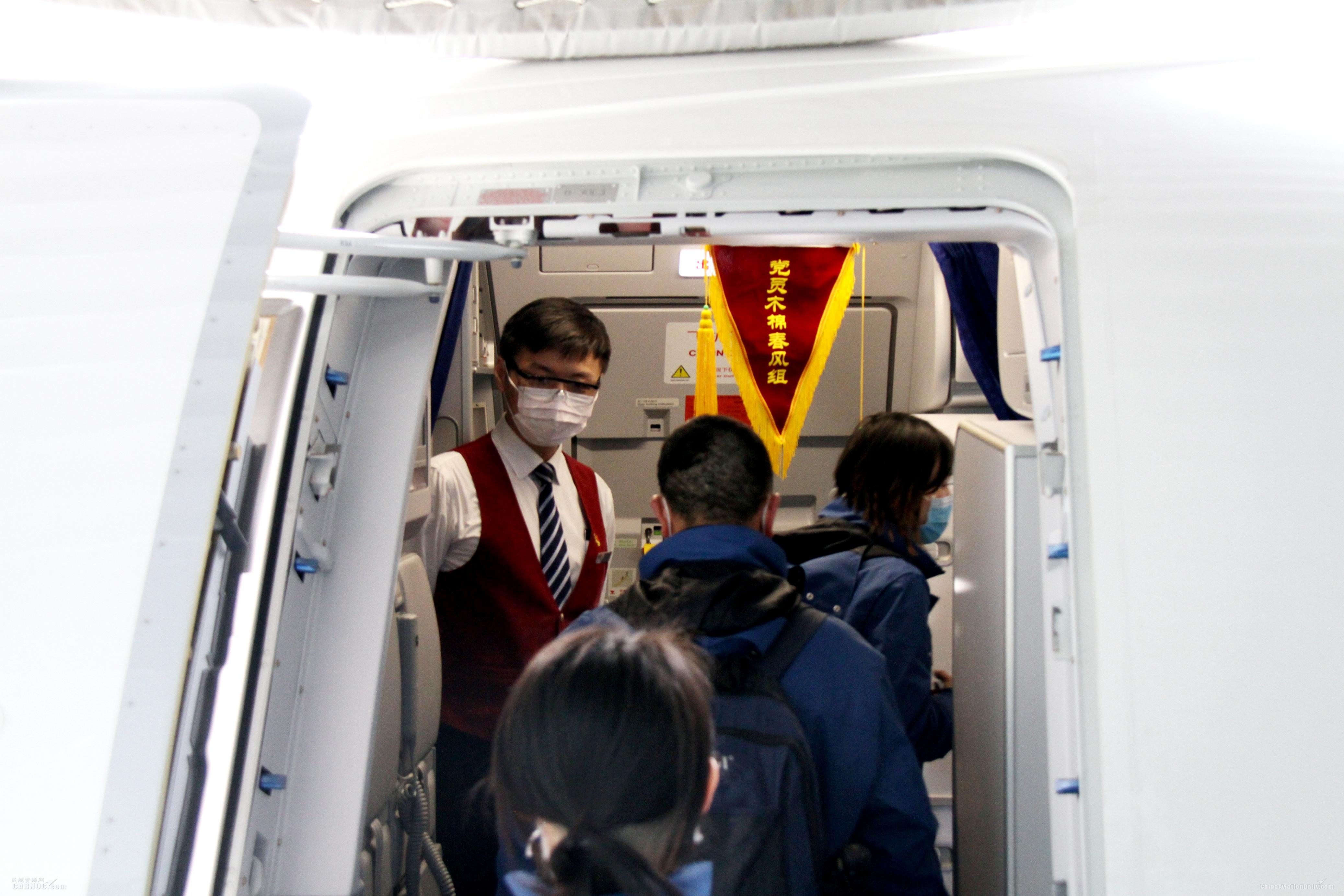 深圳出口空運-重慶航空再次運送159名醫(yī)療人員對口支援湖北孝感（附圖）