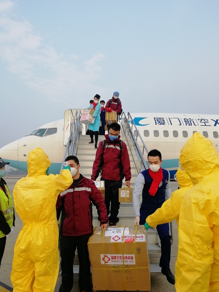 貨代公司-宜昌機(jī)場(chǎng)：我們?cè)诒Ｕ犀F(xiàn)場(chǎng)，迎接福建醫(yī)療隊(duì)到來！