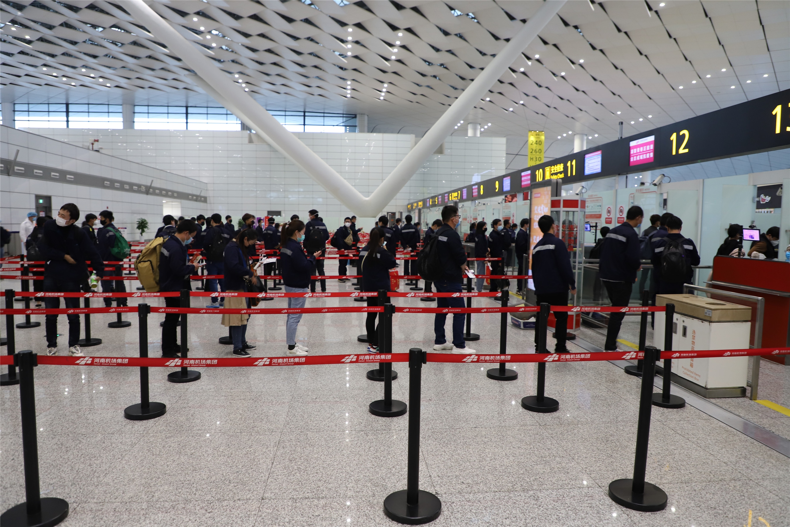 鄭州機(jī)場一天保障西部航三架復(fù)工包機(jī)