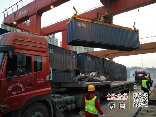 十堰火車站貨運(yùn)場卸貨現(xiàn)場