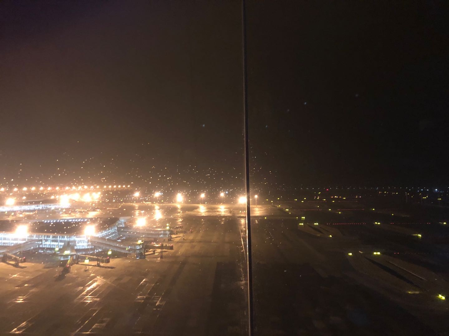 北京兩場遭遇四種特殊天氣 華北空管護航抗疫航班大風中起飛