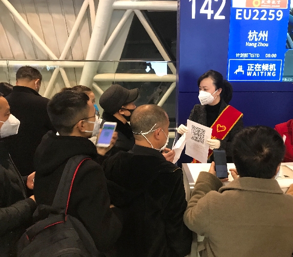 歐洲航運(yùn)代理-助力復(fù)工復(fù)產(chǎn) 成都航空紅綬帶在機(jī)場飄起來