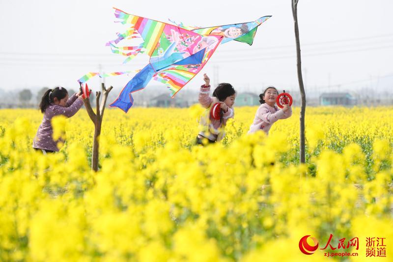 孩子們在放風箏。王正攝