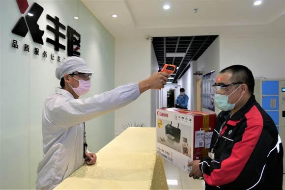 疫情期間，送修人員幫助佳能用戶將維修產(chǎn)品安全送達維修點