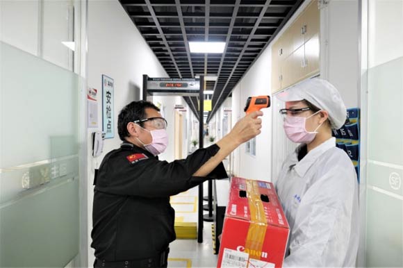 技術(shù)檢修員進入工作區(qū)前，進行安全防疫檢測