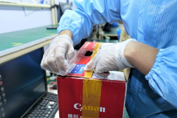 技術(shù)人員進行無菌拆箱，為產(chǎn)品提供安全保障