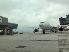 國際快遞費(fèi)在線查詢-多人違規(guī)進(jìn)入香港機(jī)場(chǎng)停機(jī)坪 坐飛機(jī)引擎上拍照 已開始調(diào)