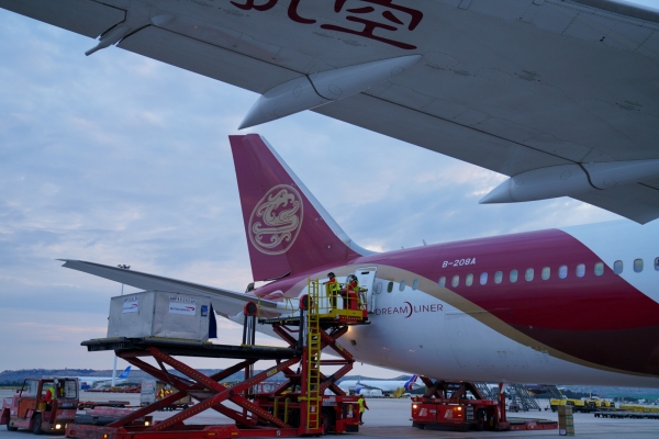 上?？者\-吉祥航空787累計載運超200噸醫(yī)療物資支援歐洲