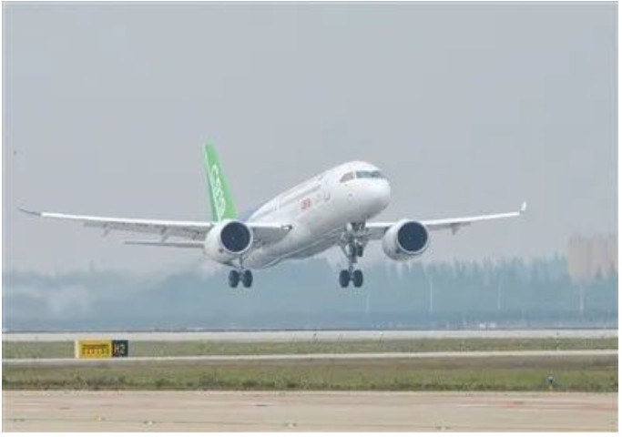 中國(guó)首款國(guó)際主流水準(zhǔn)的干線客機(jī)C919在上海浦東國(guó)際機(jī)場(chǎng)首飛。資料圖。圖/新京報(bào)網(wǎng)