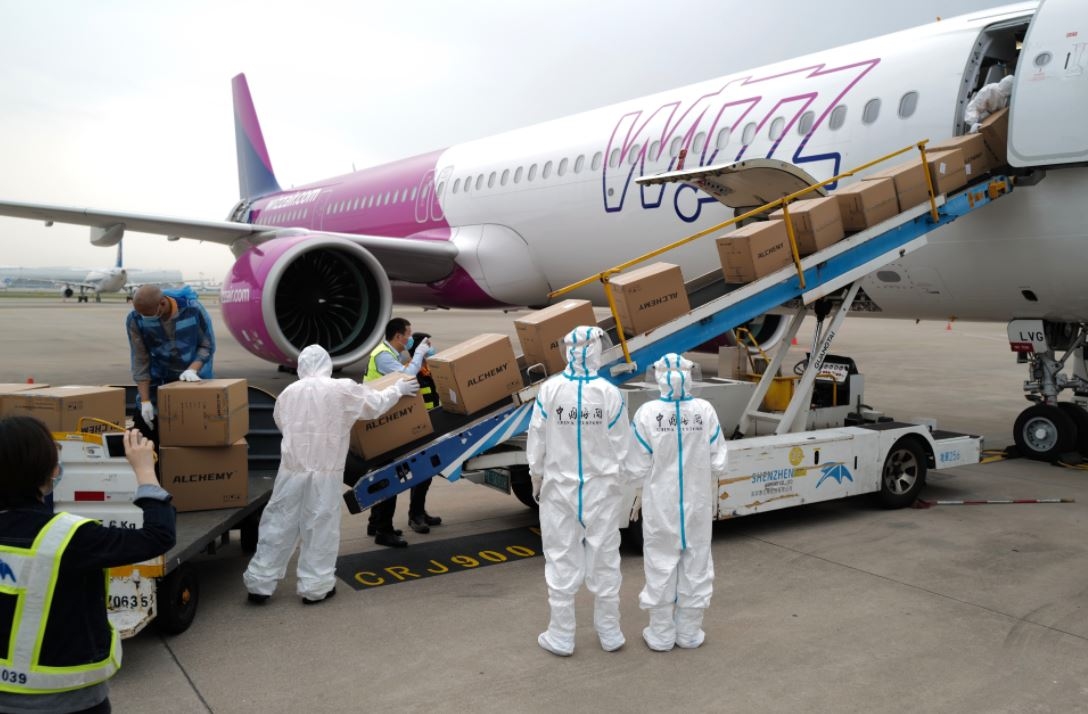 深圳機場為全球防疫物資運輸搭建“空中通道”  近一個月運輸防疫物資超1700噸