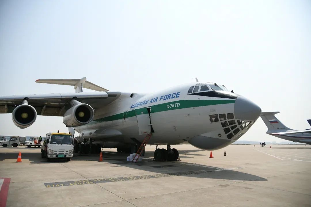 5架外國(guó)軍機(jī)同一天赴上海浦東機(jī)場(chǎng)，自提防疫物資
