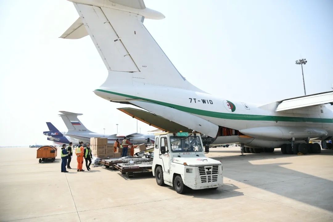5架外國(guó)軍機(jī)同一天赴上海浦東機(jī)場(chǎng)，自提防疫物資