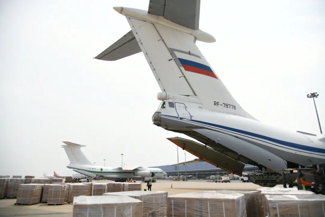 5架外國(guó)軍機(jī)同一天赴上海浦東機(jī)場(chǎng)，自提防疫物資