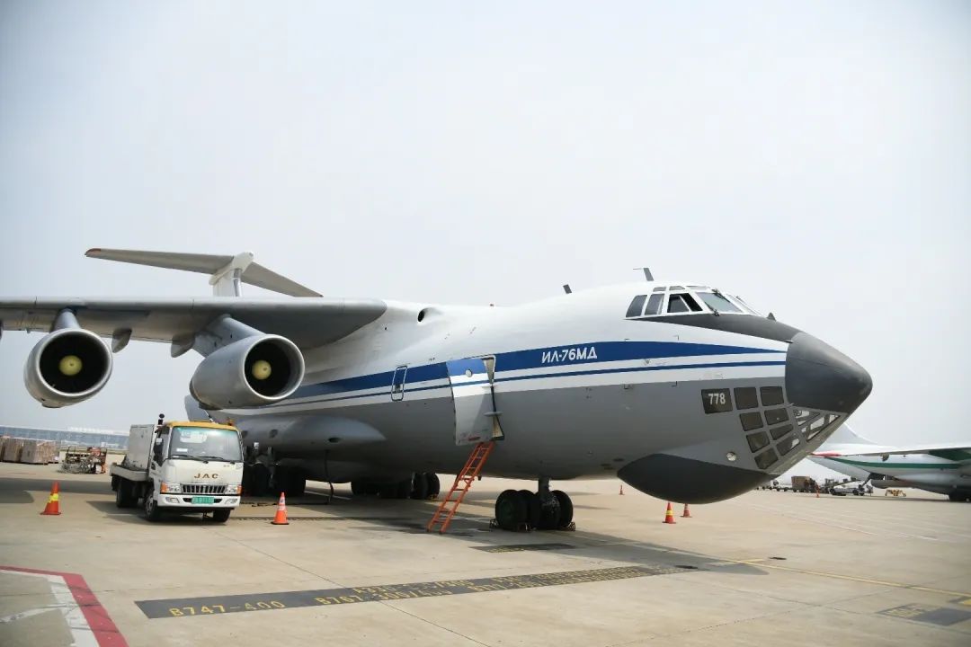5架外國(guó)軍機(jī)同一天赴上海浦東機(jī)場(chǎng)，自提防疫物資