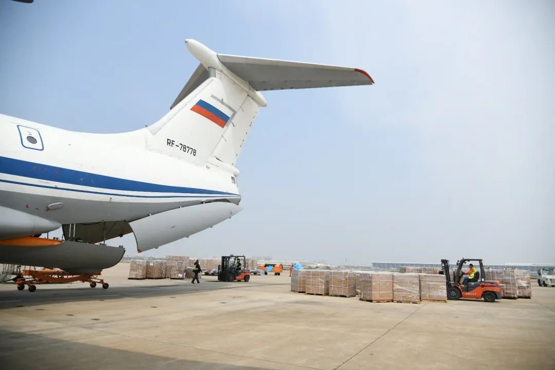 5架外國(guó)軍機(jī)同一天赴上海浦東機(jī)場(chǎng)，自提防疫物資