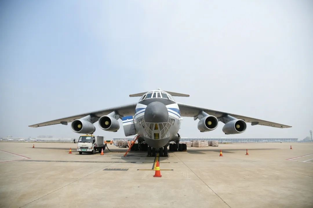 5架外國(guó)軍機(jī)同一天赴上海浦東機(jī)場(chǎng)，自提防疫物資