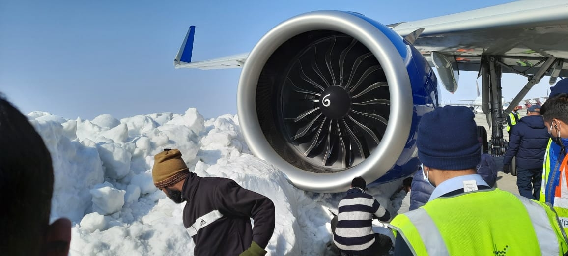 現(xiàn)場圖:印度靛藍(lán)航空A321neo滑行時撞上雪堆 引擎受損552409_ 現(xiàn)場圖:印度靛藍(lán)航空A321neo滑行時撞上雪堆 引擎受損