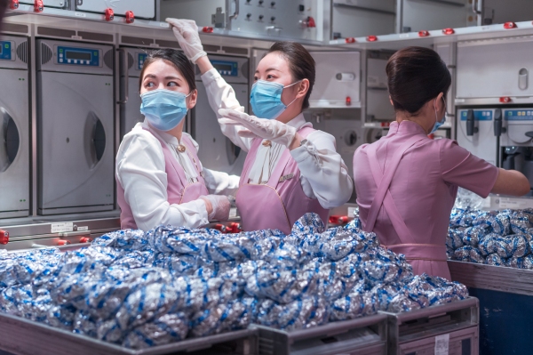  圖：吉祥航空客艙乘務(wù)職員春運(yùn)期間做好服務(wù)保障工作 為響應(yīng)國家鼓勵(lì)就地過年號(hào)召
-國際空運(yùn)