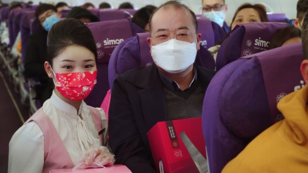  圖：吉祥航空客艙乘務(wù)職員春運(yùn)期間做好服務(wù)保障工作 為響應(yīng)國家鼓勵(lì)就地過年號(hào)召
-國際空運(yùn)