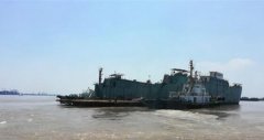 公安、海事聯(lián)合截停違規(guī)航行的大型船塢-上海機(jī)場(chǎng)